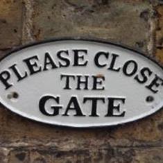 Please close the gate sign